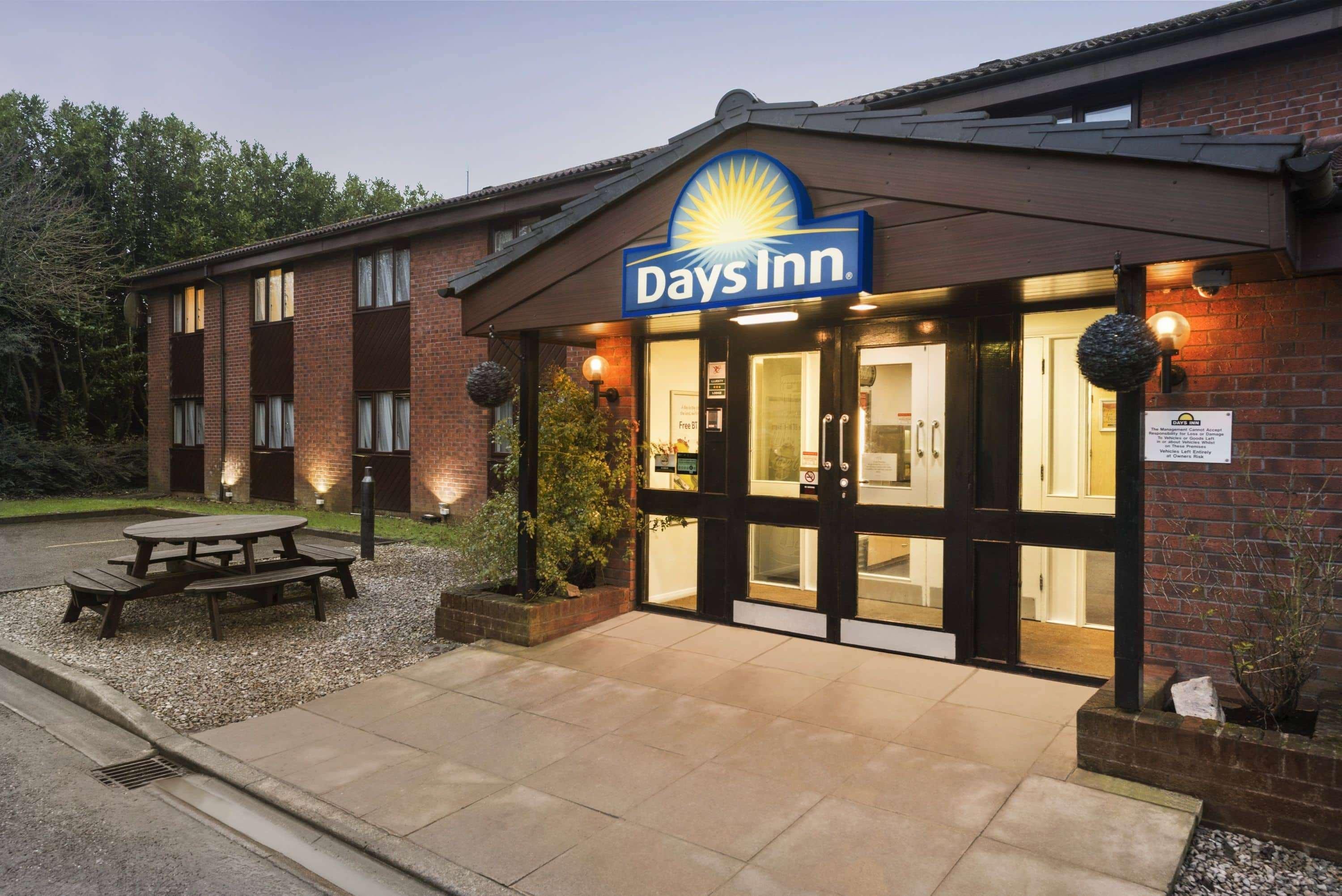 Days Inn Bridgend Cardiff Esterno foto