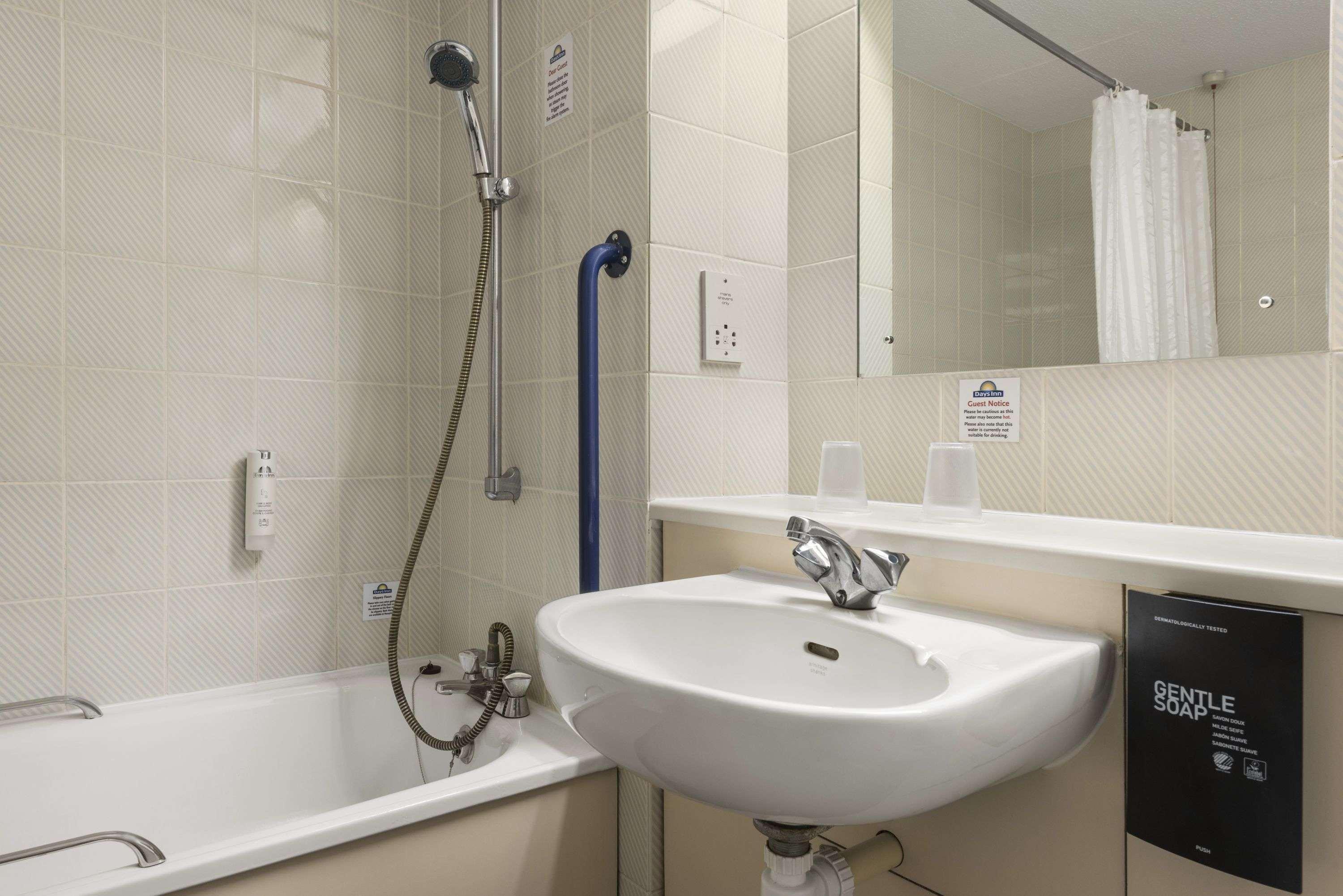 Days Inn Bridgend Cardiff Esterno foto