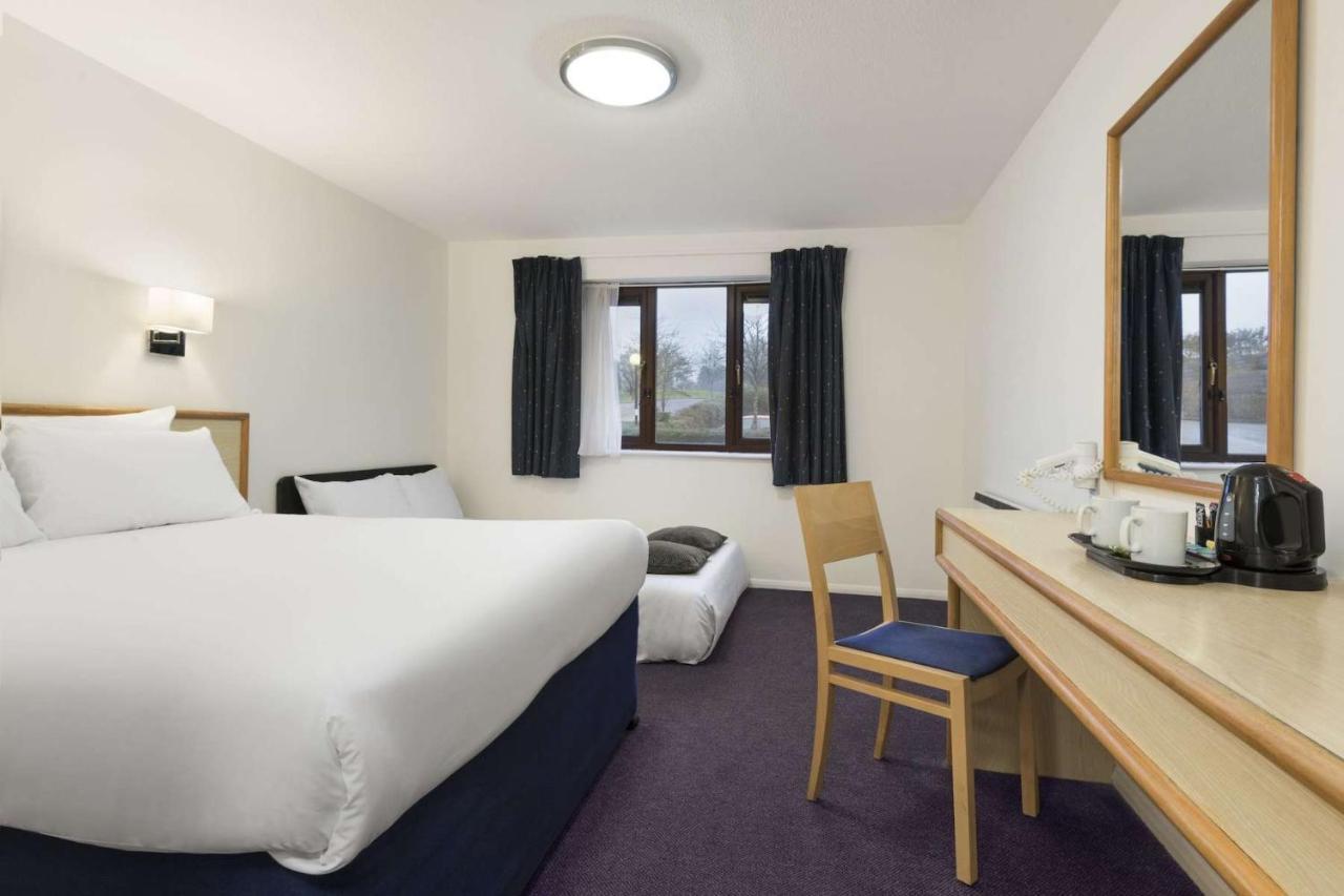 Days Inn Bridgend Cardiff Esterno foto